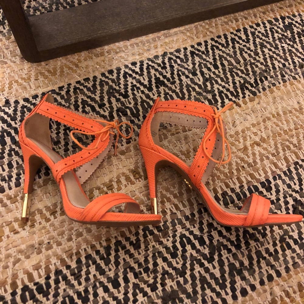 Pour la Victoire heeled orange sandals sz 7.5